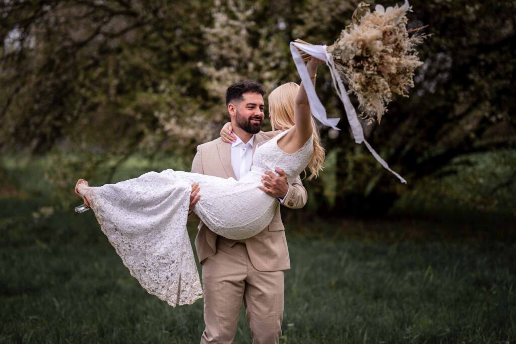 Romantische Hochzeitsfotos in Calw: Liebe im Detail festgehalten