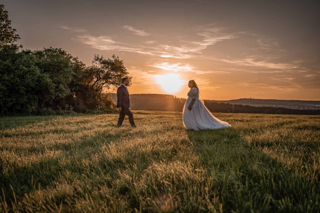 Brautpaar vor malerischer Kulisse in Rottweil bei Sonnenuntergang