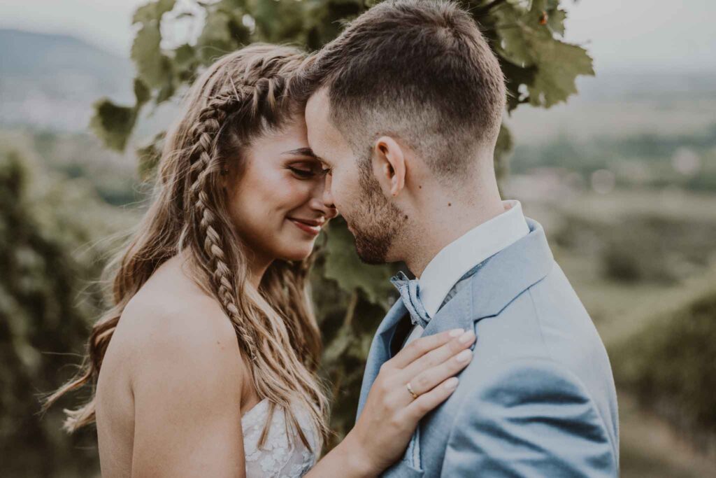 Inniger Moment eines Brautpaares in den Esslinger Weinbergen bei Abendlicht, während die beiden sich emotional in die Augen schauen.