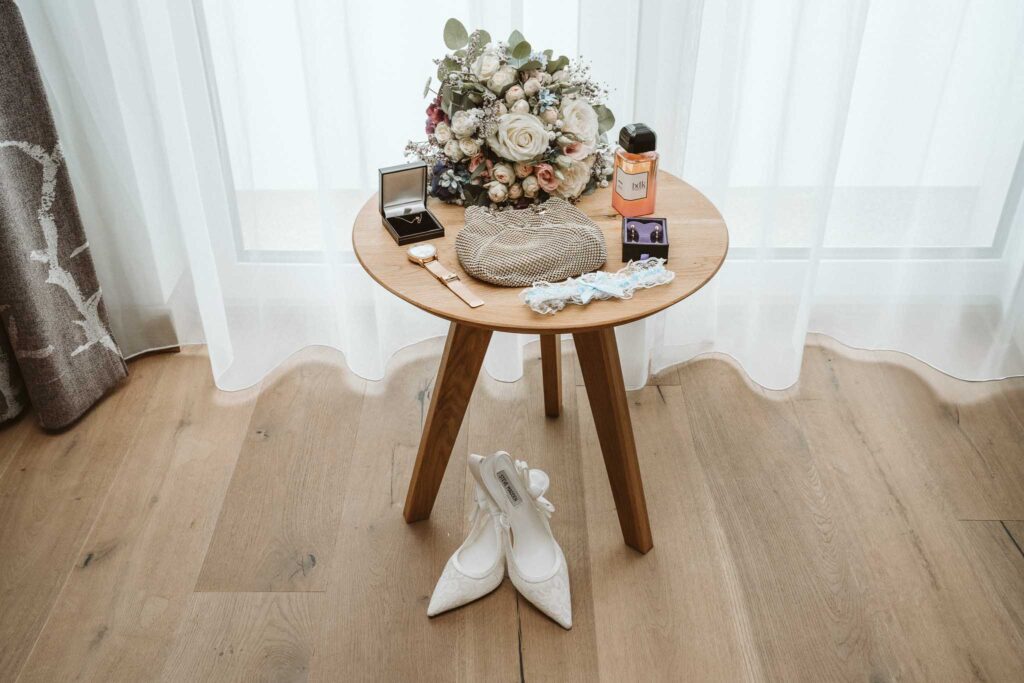 Brautstrauß, Brautschuhe und Parfum liebevoll arrangiert beim Getting Ready in Breisach am Rhein.