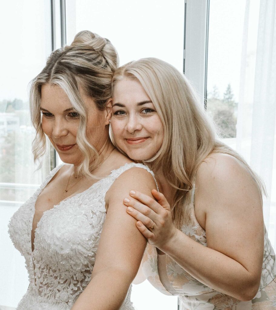 Braut mit ihrer Freundin beim emotionalen Getting Ready in Breisach am Rhein.