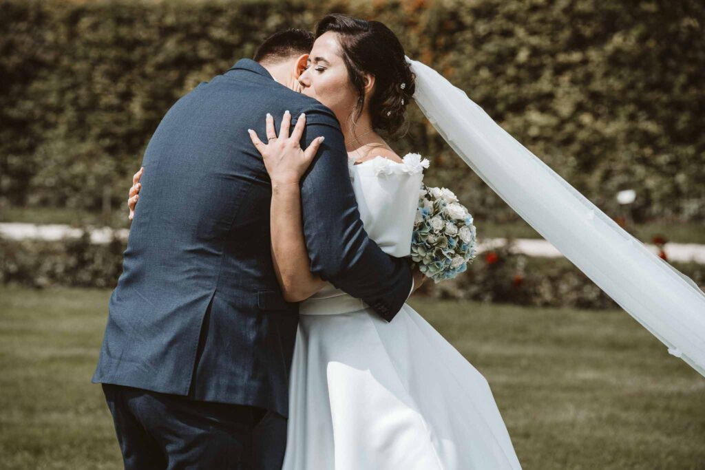 Brautpaar umarmt sich innig nach dem emotionalen First Look im Schlossgarten Ludwigsburg.