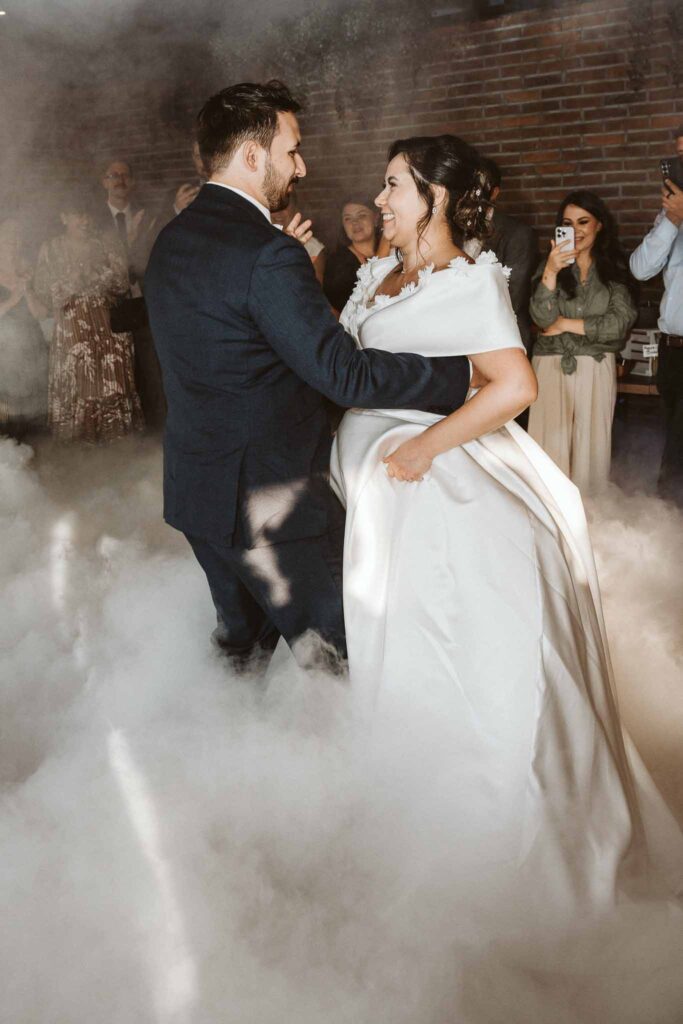Hochzeitstanz eines Brautpaares mit Bodennebel in einer festlich dekorierten Location im Raum Böblingen.